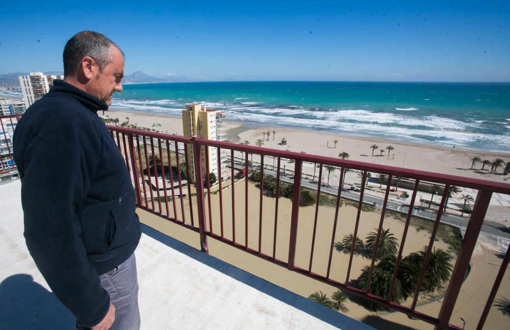 Tres edificios de la playa de San Juan siguen anegados y 120 viviendas sin luz ni agua