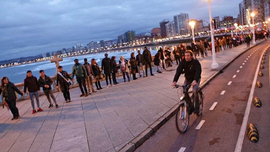 Cadena humana contra el racismo y la xenofobia en El Muro