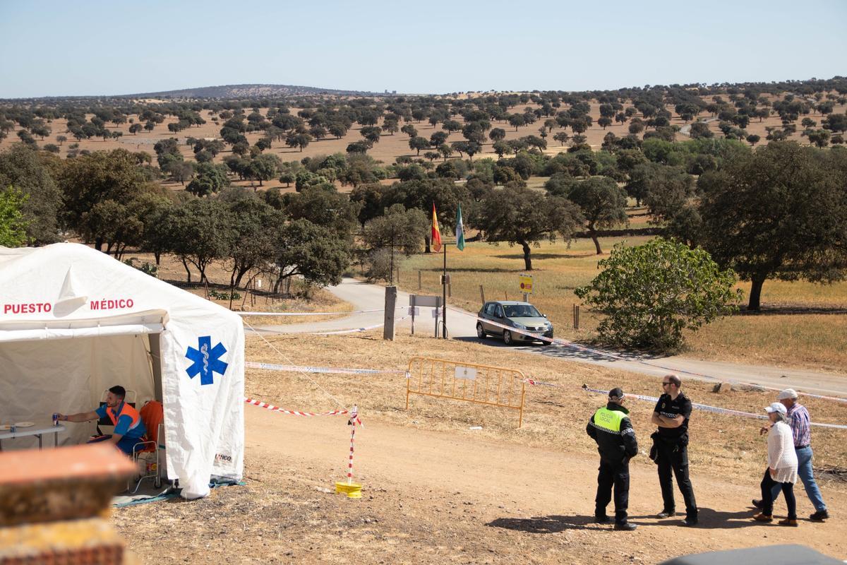 Puesto médico y agentes de la Policía Local en uno de los accesos a la romería de Hinojosa del Duque, el año pasado.