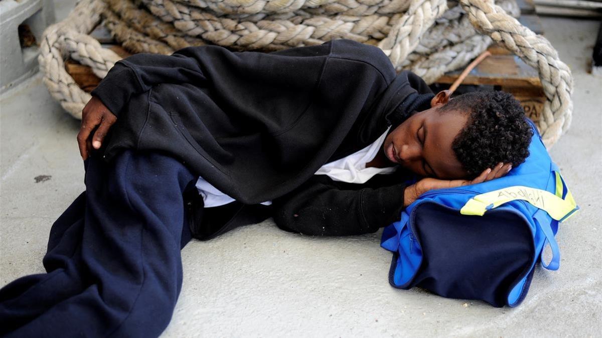 zentauroepp44660312 a migrant sleeps on board the mv aquarius  in the mediterran180814171230