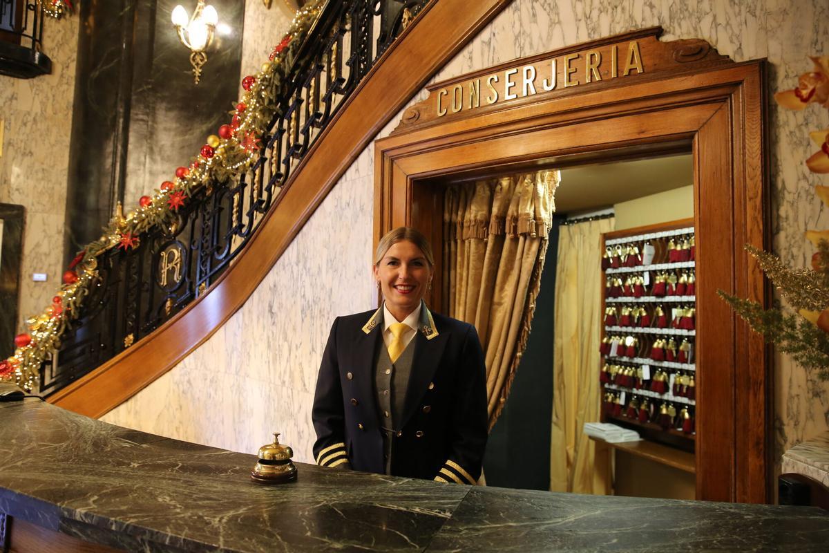 Barcelona 28/12/2024 Barcelona Dos conserjes con Llaves de Oro, Idalija Nacaite y Tiago Tavares, que han quedado finalistas en el campeonato nacional del sector. Para la CONTRA en el hotel Palace. FOTO DE RICARD CUGAT