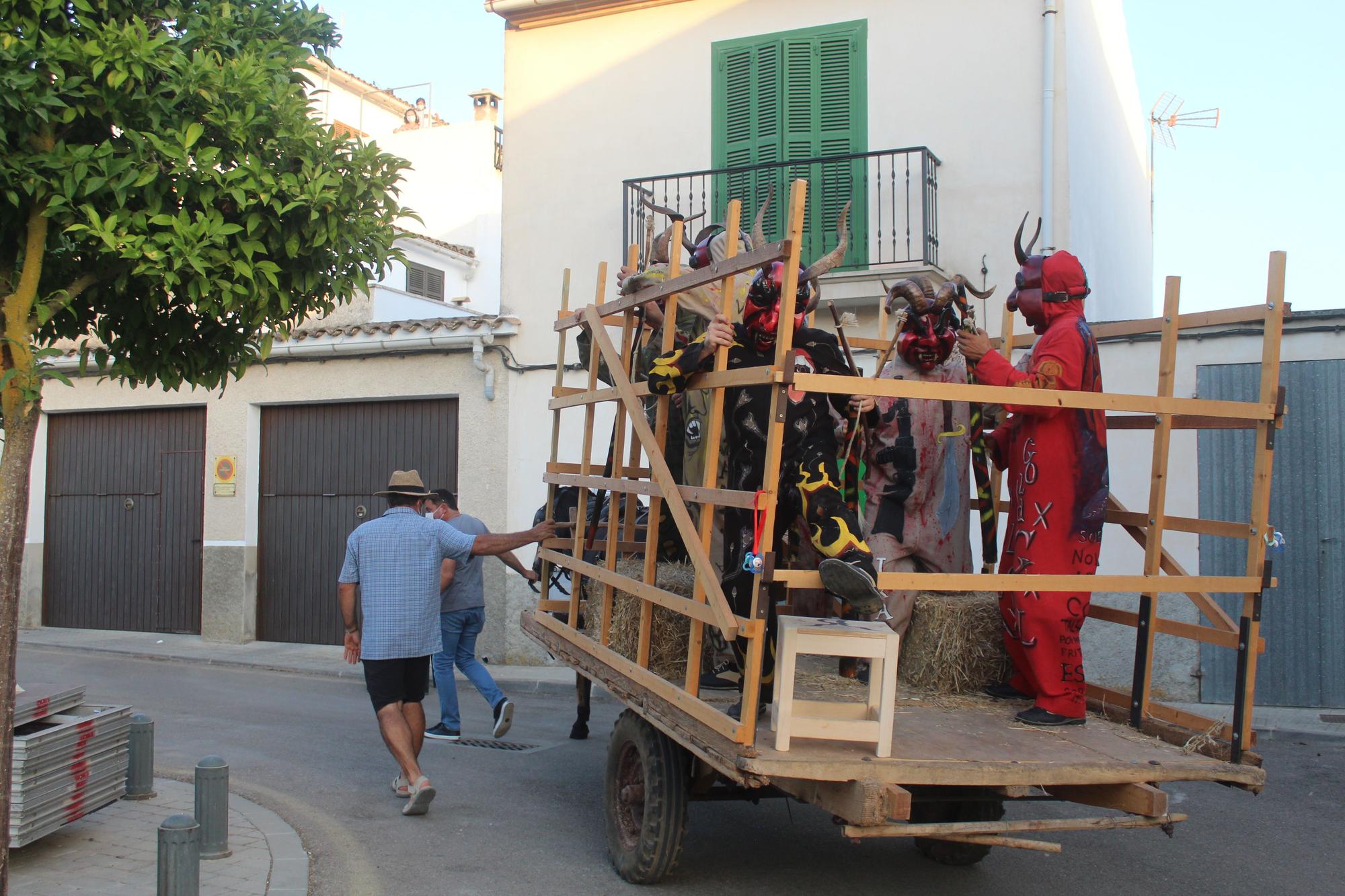 Sant Joan «condena» a sus ‘Dimonis’ que reparten ‘llandera’ contra el virus