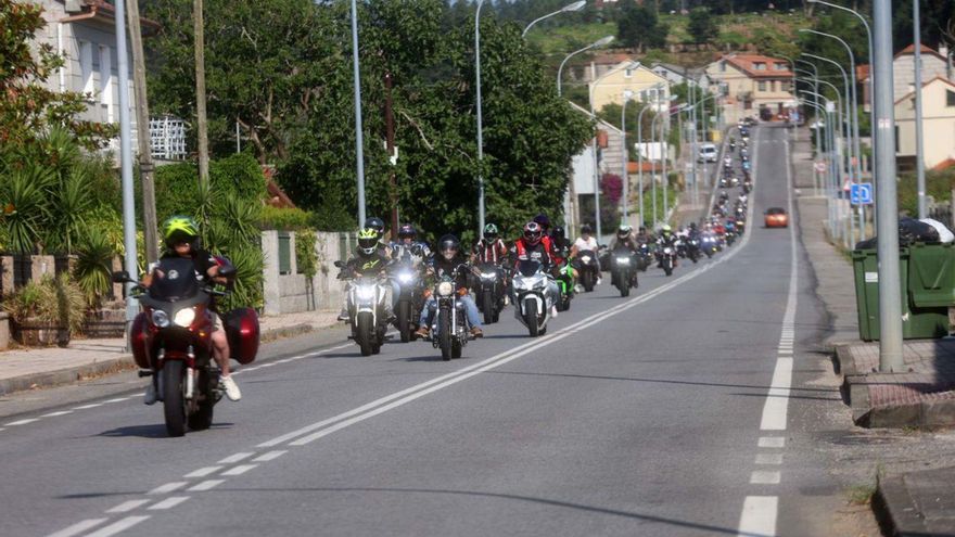 Decenas de motos recorren una carretera de Ribadumia.