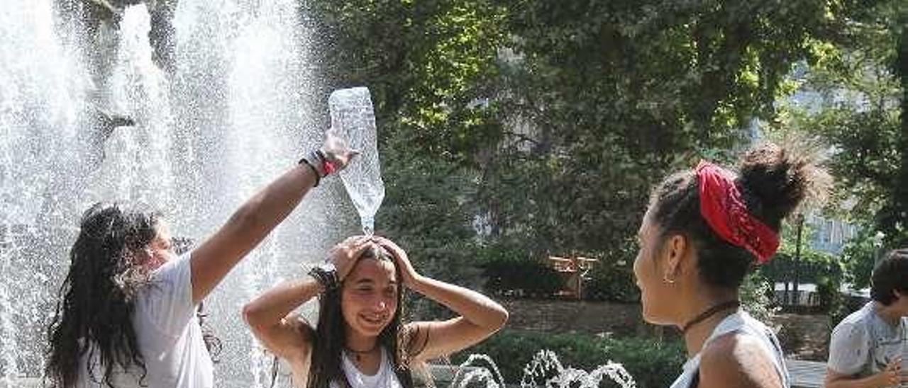 Refrescándose en el parque de San Lázaro. // Iñaki Osorio