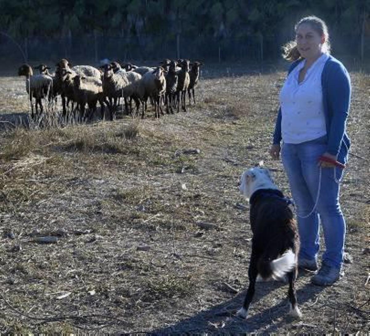 Mujeres que pisan  el campo con fuerza