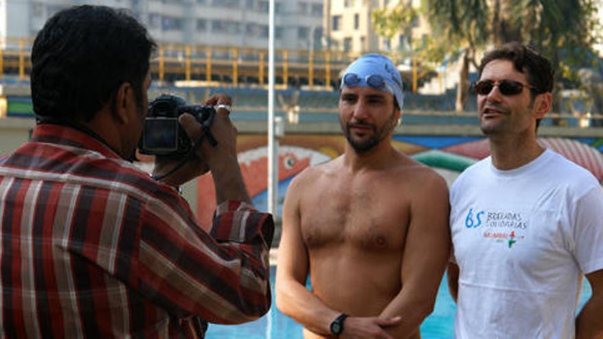 El nadador malagueño ha causado un gran revuelo en Bombay.