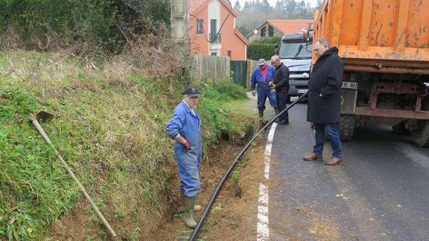 El alcalde visita las obras de O Cruceiro.