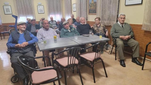 Jubilados de Fuentesaúco disfrutan de las tardes de toros por televisión en la sede del club.  | SACRA HERNÁNDEZ