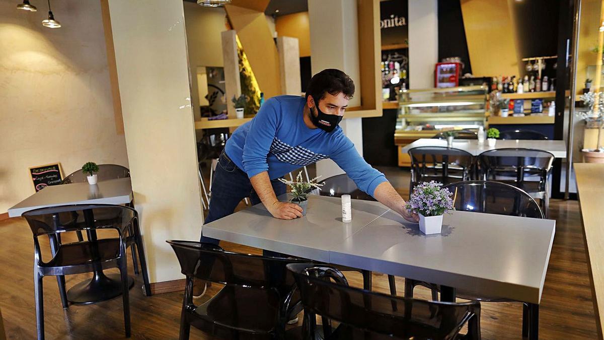 Un trabajador comienza con los preparativos tras la luz verde a la reapertura de interiores. | M. A. MONTESINOS