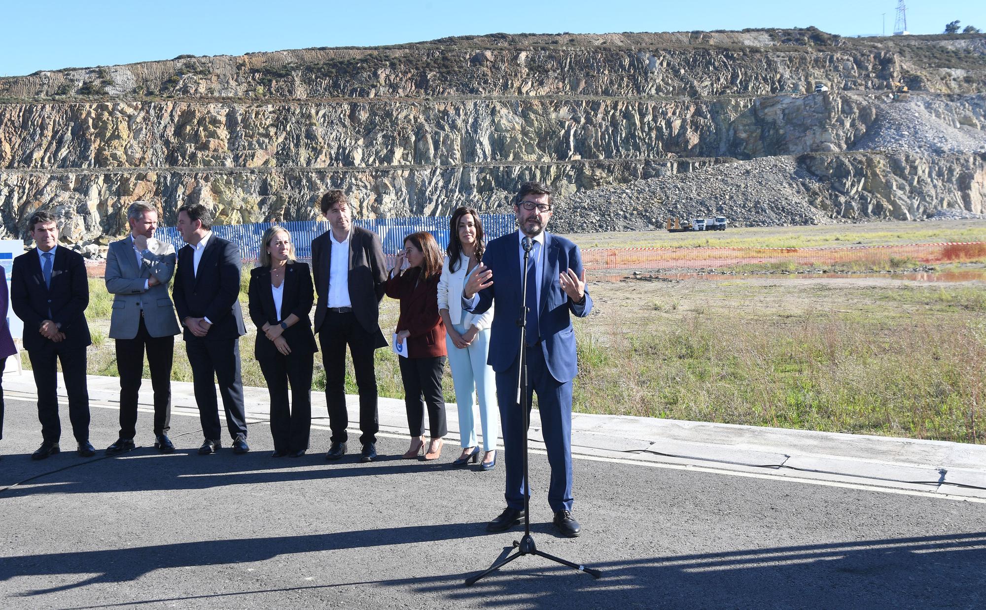 El tren a Langosteira avanza con la primera voladura en un túnel