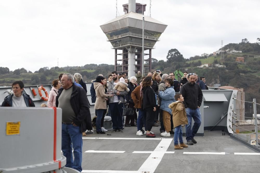 Largas colas en El Musel para visitar el "Cantabria" y la fragata "Reina Sofía"