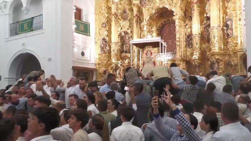 En vídeo: Así se ha vivido el salto de la reja desde el interior del Santuario de la Virgen del Rocío