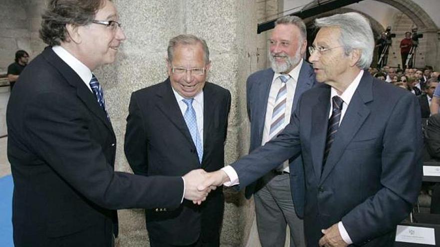 José Luis Méndez saluda a Julio Fernández Gayoso en la entrega de las medallas Castelao. / tucho valdés