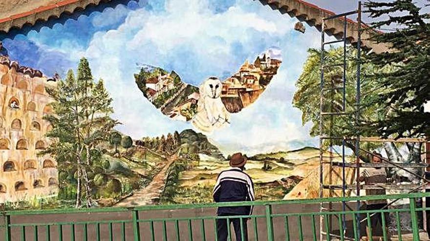 Un señor observando el mural.