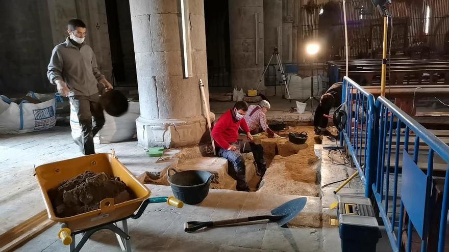 Excavacions dins la Basílica de Castelló d'Empúries