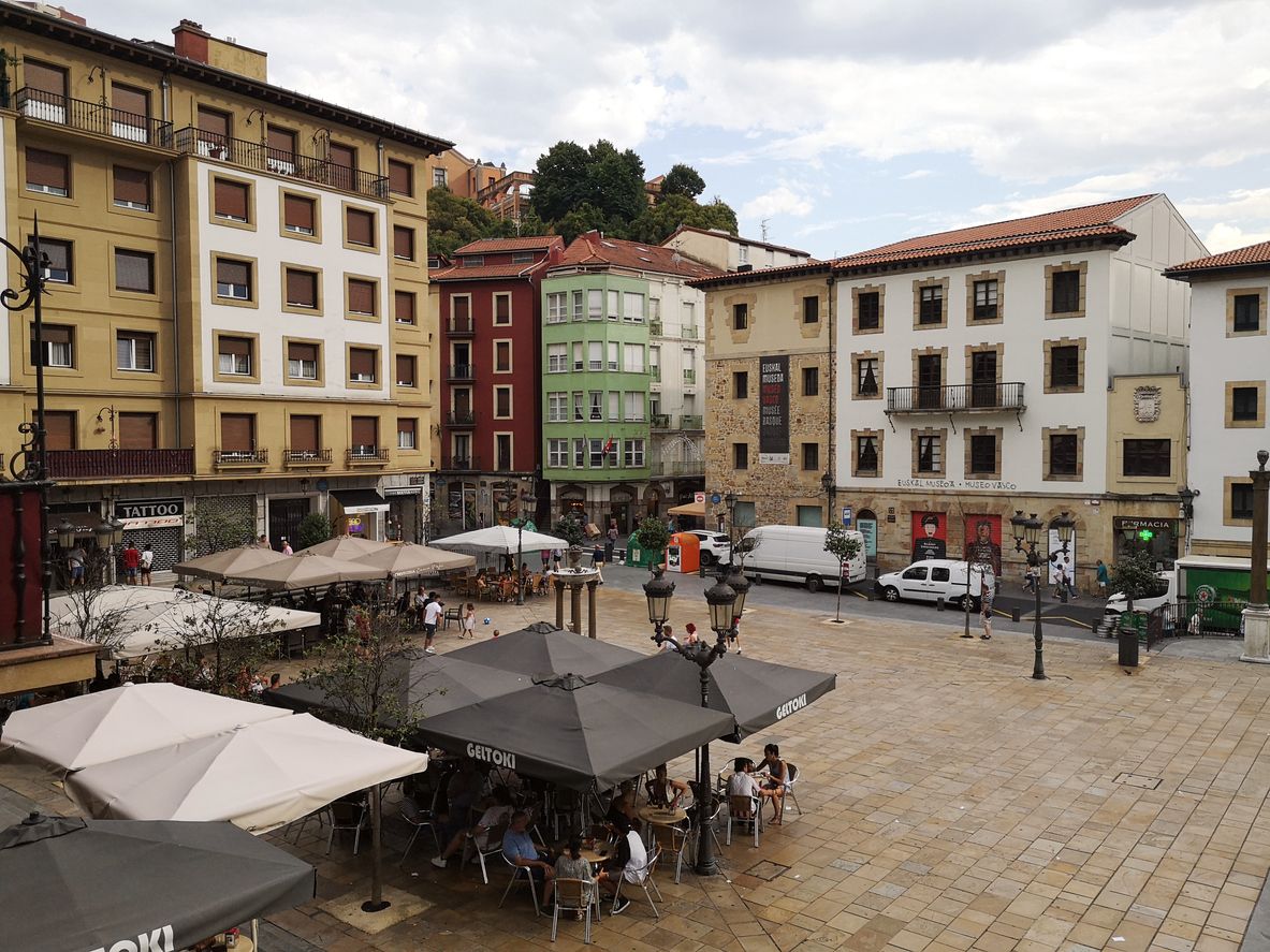 Plaza Miguel de Unamuno en el Casco Viejo de Bilbao, España.