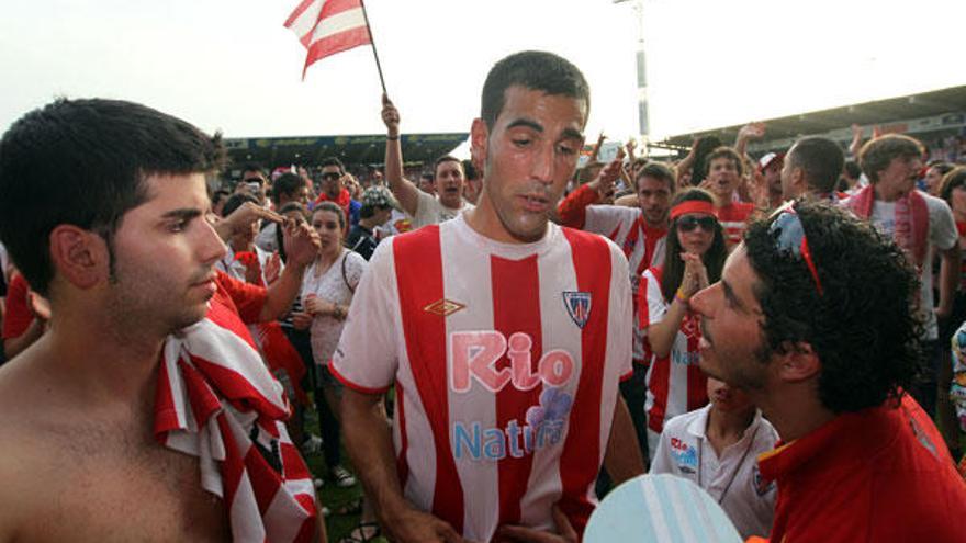 Los aficionados saltaron al césped al terminar el encuentro para animar a los jugadores, pese a la derrota.