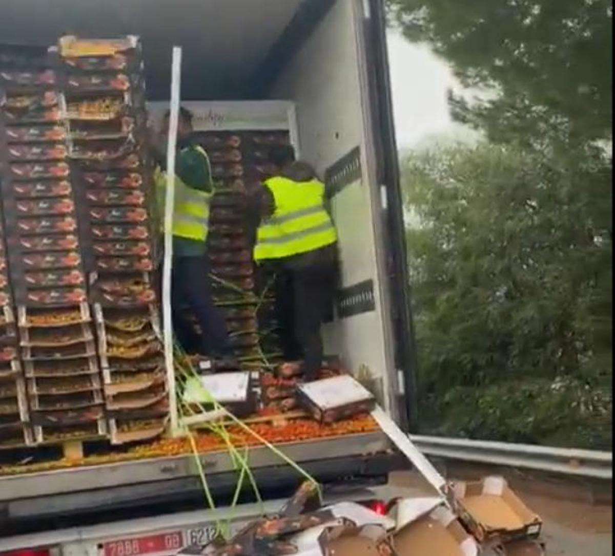 Agricultores españoles detienen y vacían un camión de tomates procedente de Marruecos