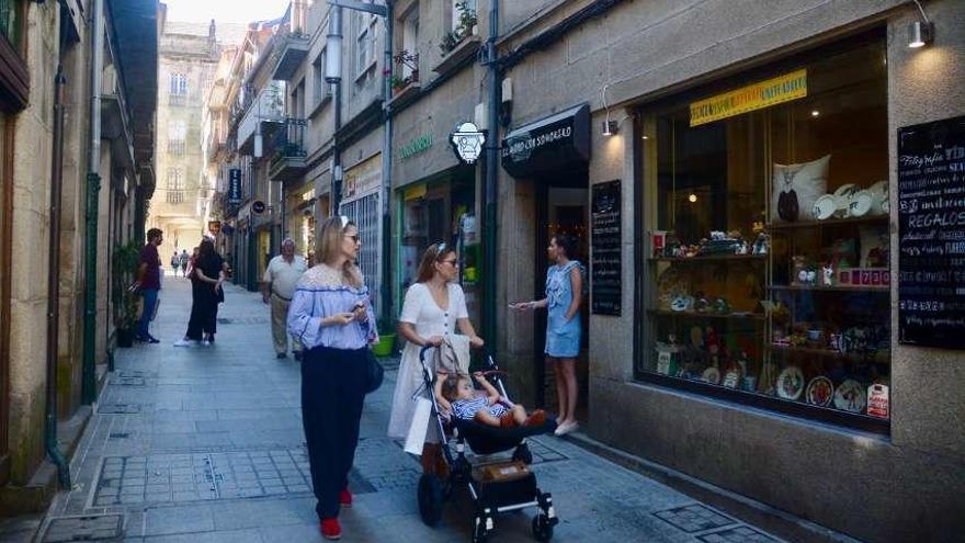 Varias personas caminan por la calle San Román, de la zona monumental.  // R.V.