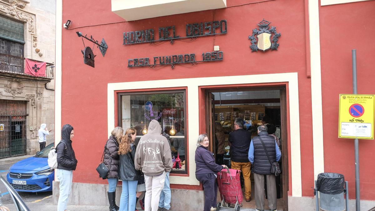 El local conserva una estética casi intacta desde los años 60 que forma parte del encanto del Horno del Obispo.