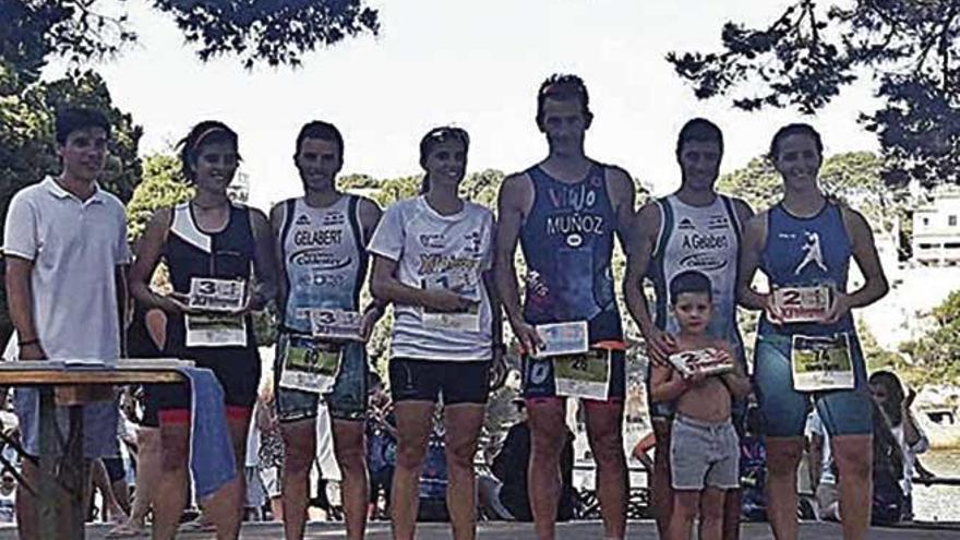 Los campeones posan tras la prueba en Porto Cristo.