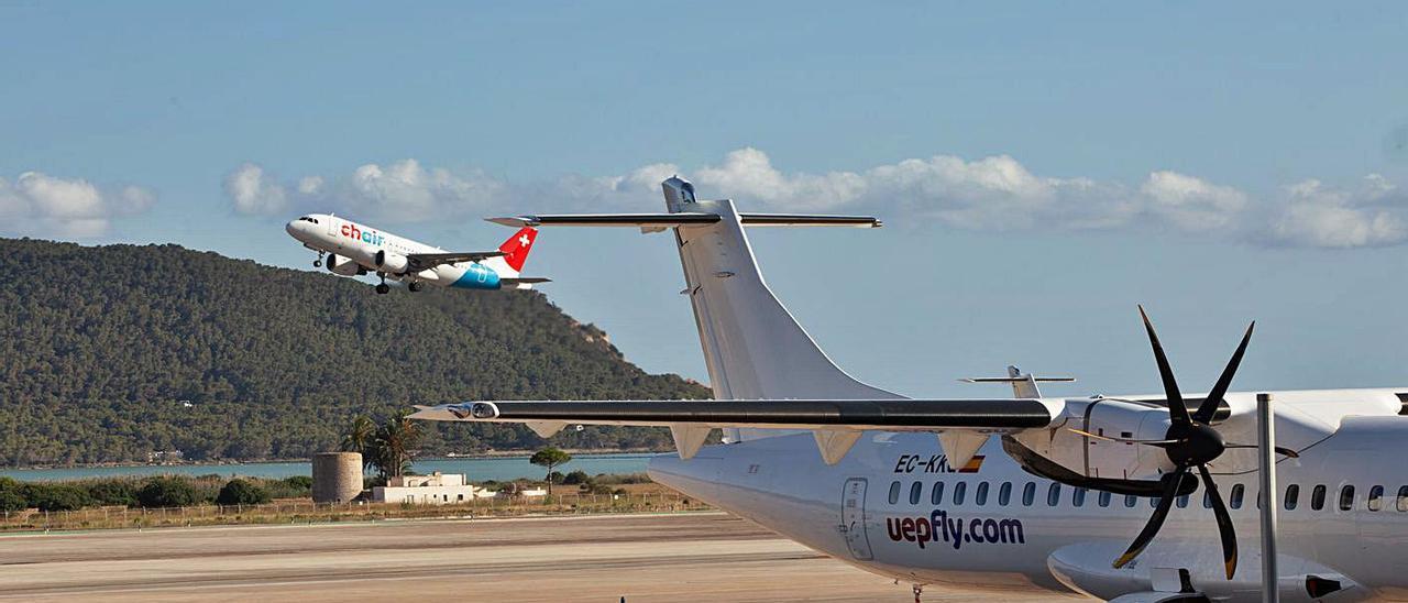 Un avión despega de la pista de es Codolar este mes de julio. | VICENT MARÍ