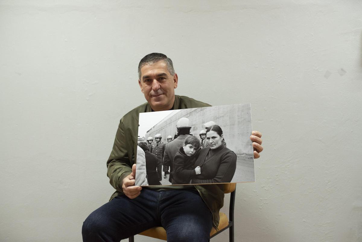 Enrique Fraga mostra a fotografía na que aparece coa súa nai, Carmen López