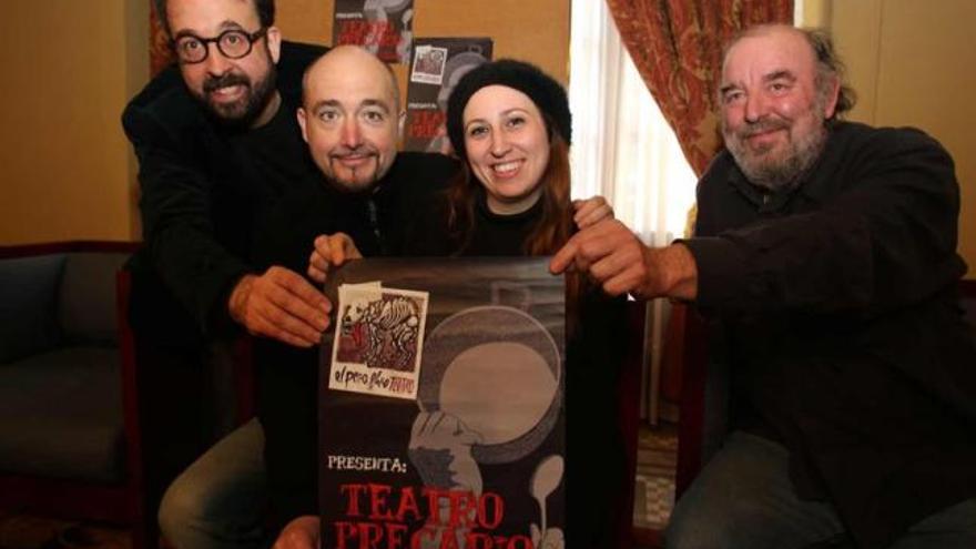 David Acera, Maxi Rodríguez, Sonia Vázquez y Xuaco Carballido muestran el cartel de &quot;Teatro Precario&quot;.