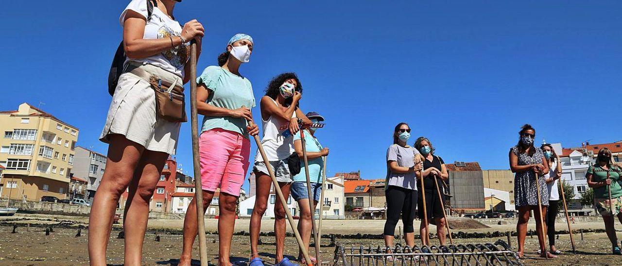 El taller de marisqueo en un vivero carrilexo fue una de las actividades programadas por Profesionales de Turismo de Galicia.