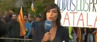 Una periodista de TVE, agredida durante un directo en la Diada | Vídeo