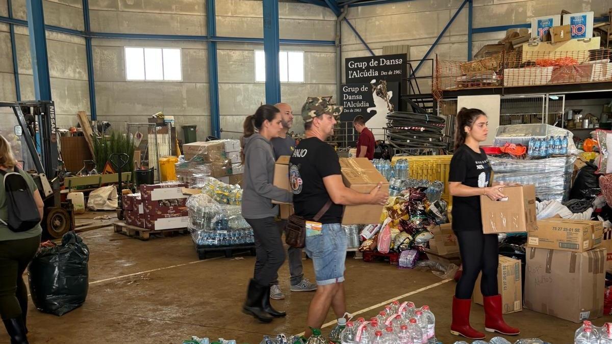 Voluntarios en el punto de almacenamiento de l'Alcúdia, tras la dana.