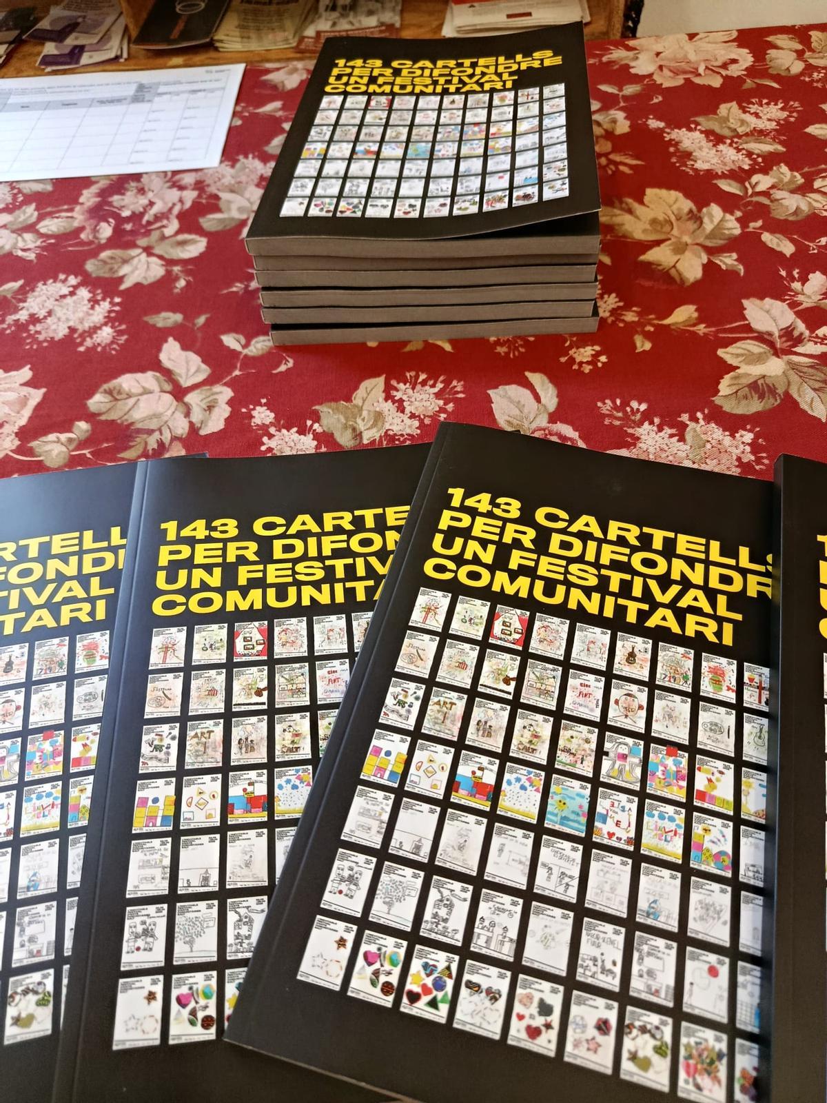 Un exemplar amb els cartells.