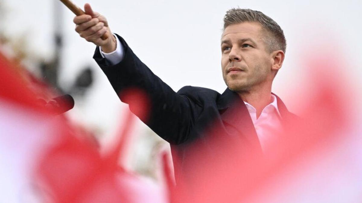 Péter Magyar, líder de l’oposició hongaresa, en un acte a Budapest.El líder del partit de l’oposició hongarès Tisza, Péter Magyar, pronuncia un discurs durant una manifestació a la Plaza de los Héroes de Budapest. | BOGLARKA BODNAR / EFE