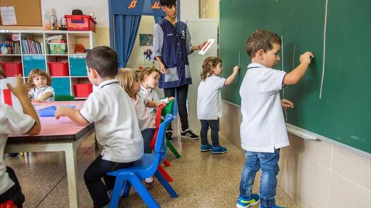 Niños del colegio Goya de Terrassa queeste año ha introducido los uniformes.