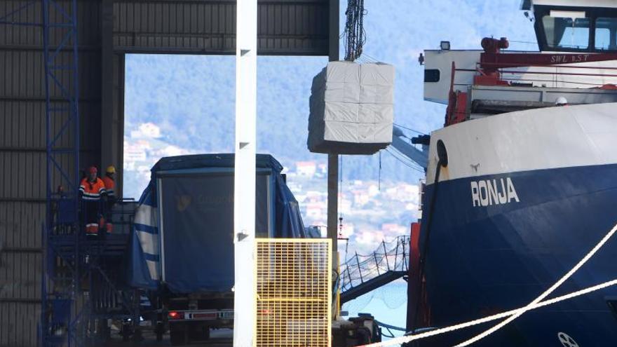 Carga de papel procedente de Ence en un barco del puerto de Marín. |   // GUSTAVO SANTOS