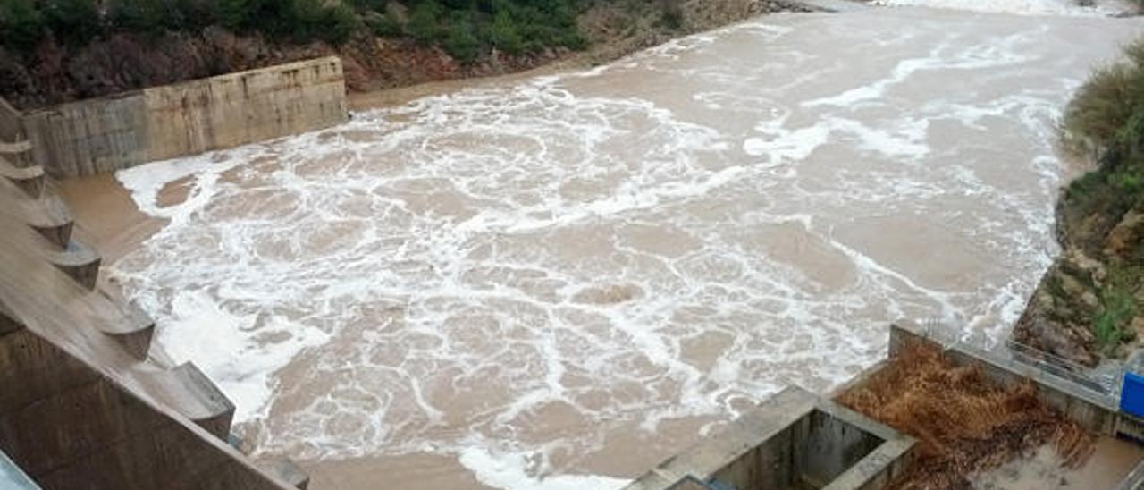 La presa de Algar pierde toda la agua de las lluvias al seguir sin poder embalsarla