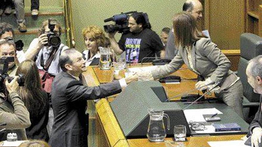 El lehendakari Ibarretxe recibe la felicitación de la presidenta del Parlamento vasco, Izaskun Bilbao. / alfredo aldai / efe