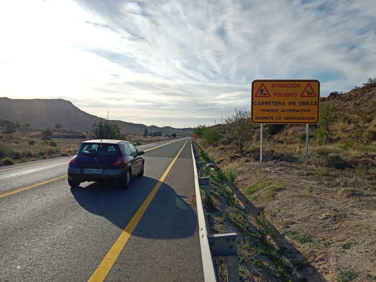 Cartel anunciando las obras en el tramo de la CV-800