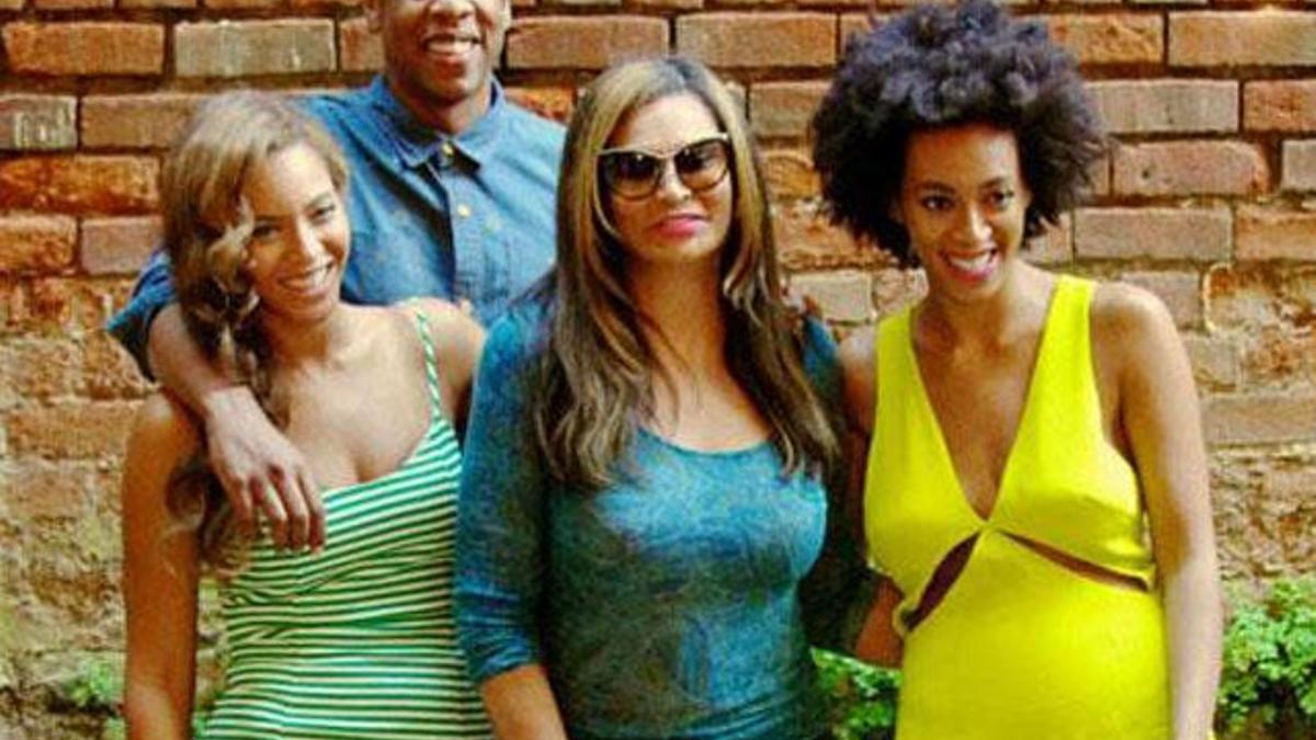 La familia Knowles posa feliz