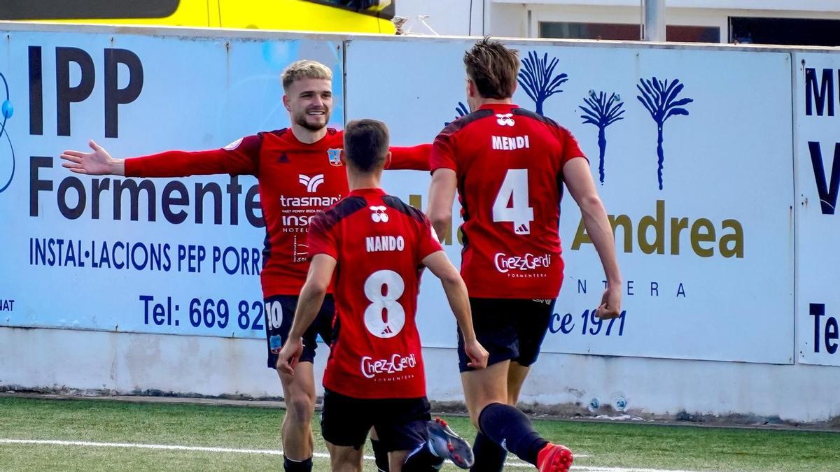 Jugadores del Formentera celebran uno de sus goles.