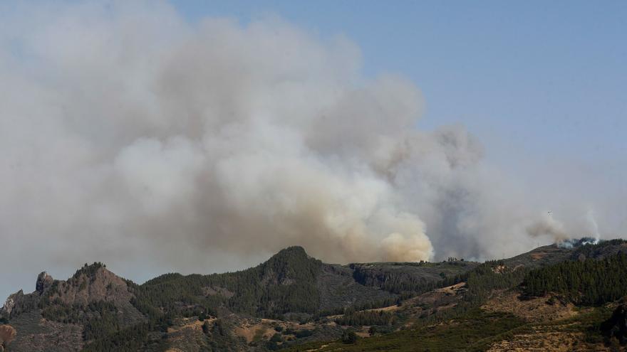 La bajada de temperaturas y la humedad frenan el incendio forestal de Gran Canaria tras arrasar 285 hectáreas