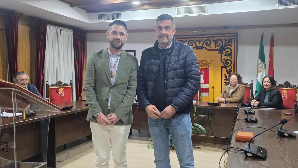 Antonio Cobos con el alcalde, Ramón Hernández, tras tomar posesión como concejal de Almodóvar del Río.