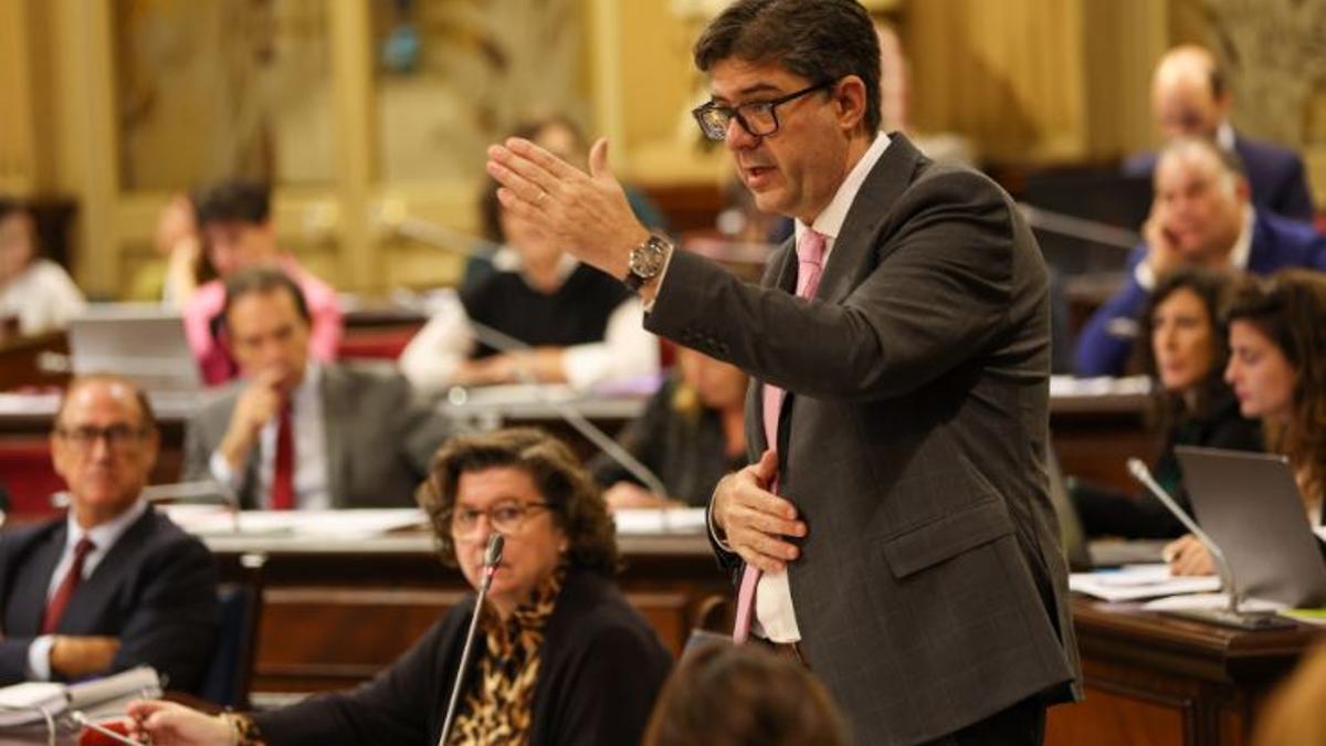 El conseller de Turismo, Jaume Bauzá, en el Parlament