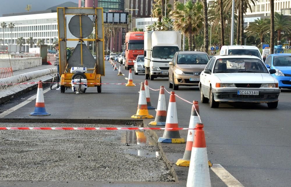 Colas de entrada a la ciudad por el socavón de la Avenida Marítima