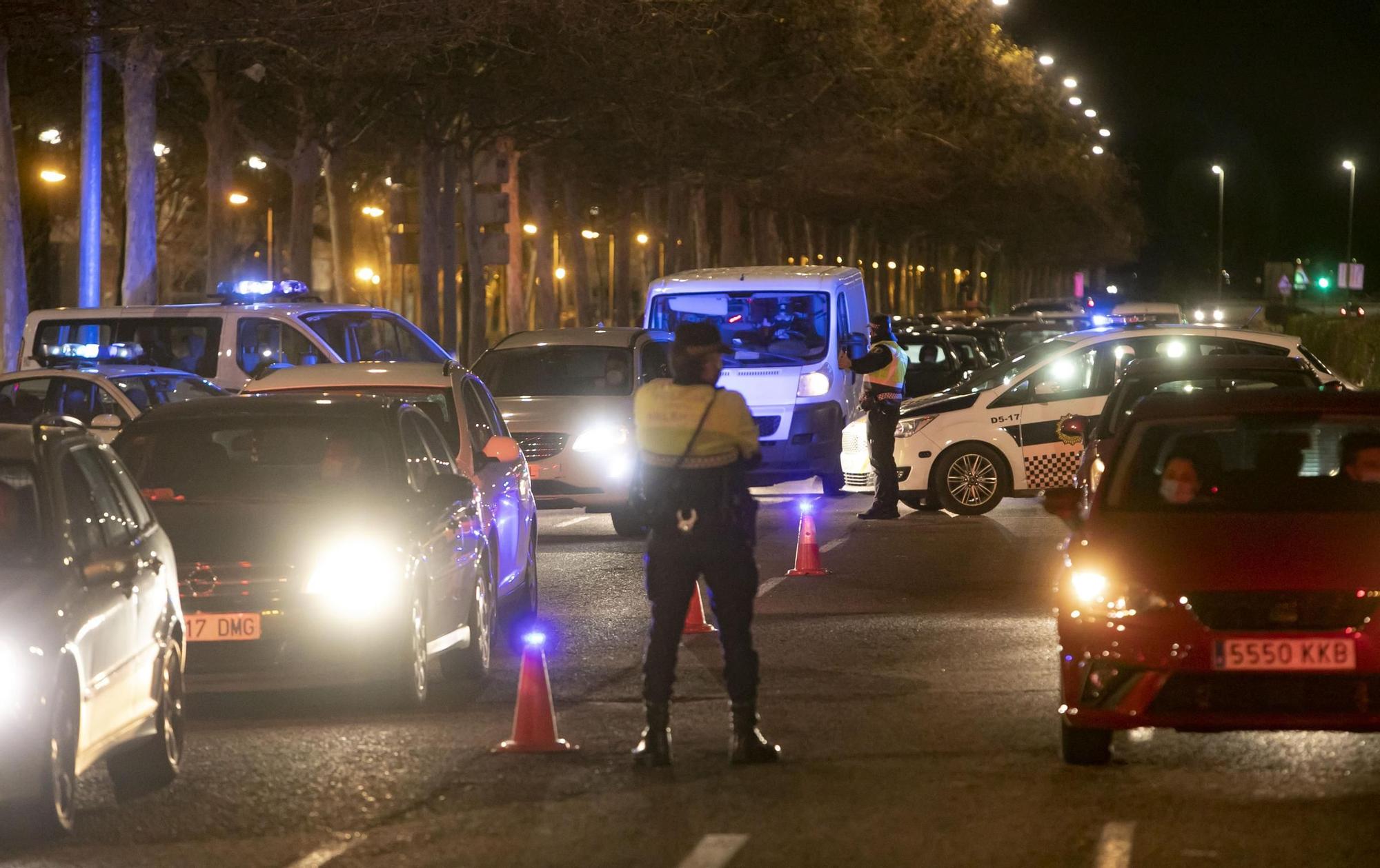 Atascos en una operación retorno para saltarse el cierre perimetral de València