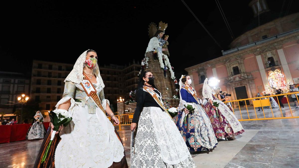 Búscate en el primer día de la ofrenda por la Calle Caballeros de las 21:00 a las 22:00