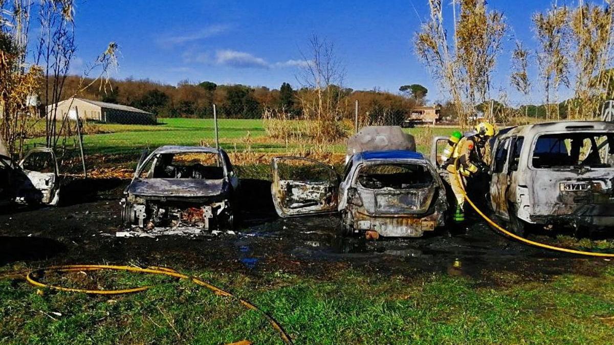 Els Bombers treballant al desembre en un incendi de vehicles al dipòsit municipal de Caldes.