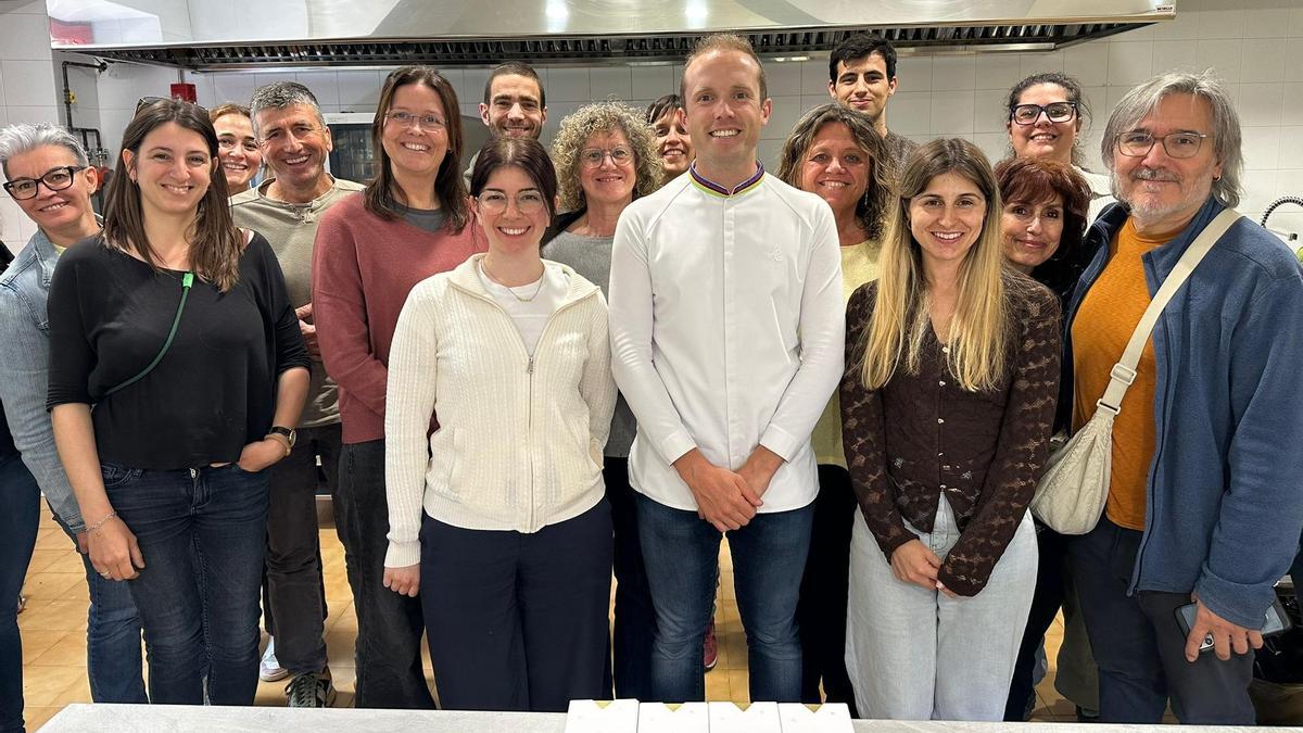 El mestre xocolater Lluc Crusellas amb els assistents al curs que va impartir aquest dilluns a l’Escola Agrària i Alimentària de l'Empordà.