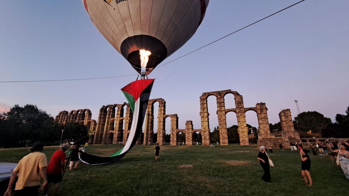 Globo aerostático con la bandera palestina, ayer, en Mérida.