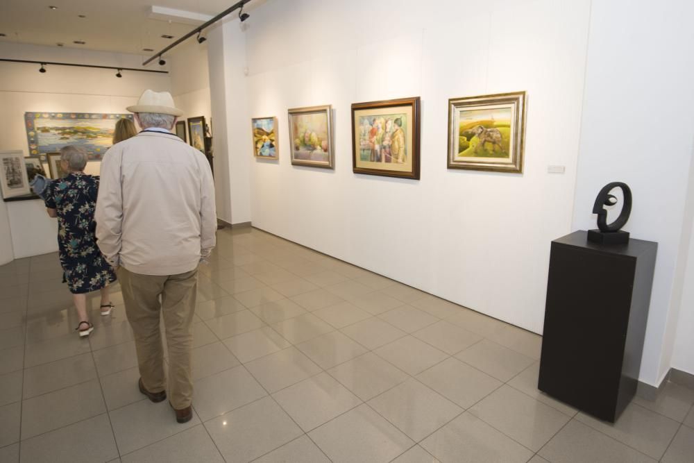 Más de 70 artistas de Galicia comparten su pintura y escultura en la galería Xerión, que recuerda a Alfonso Abelenda con una muestra individual.